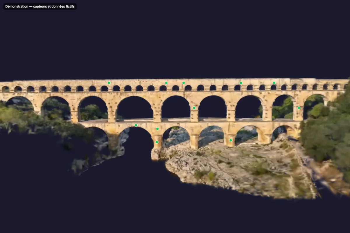 Screenshot des SensyTwin-3D-Viewers (Oberfläche auf Französisch): der mit Gaussian Splatting rekonstruierte Pont du Gard von vorn, mit Markierungen fiktiver Sensoren